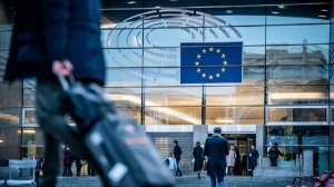 FT указала на трудности ЕС в помощи Украине из-за разногласий с США