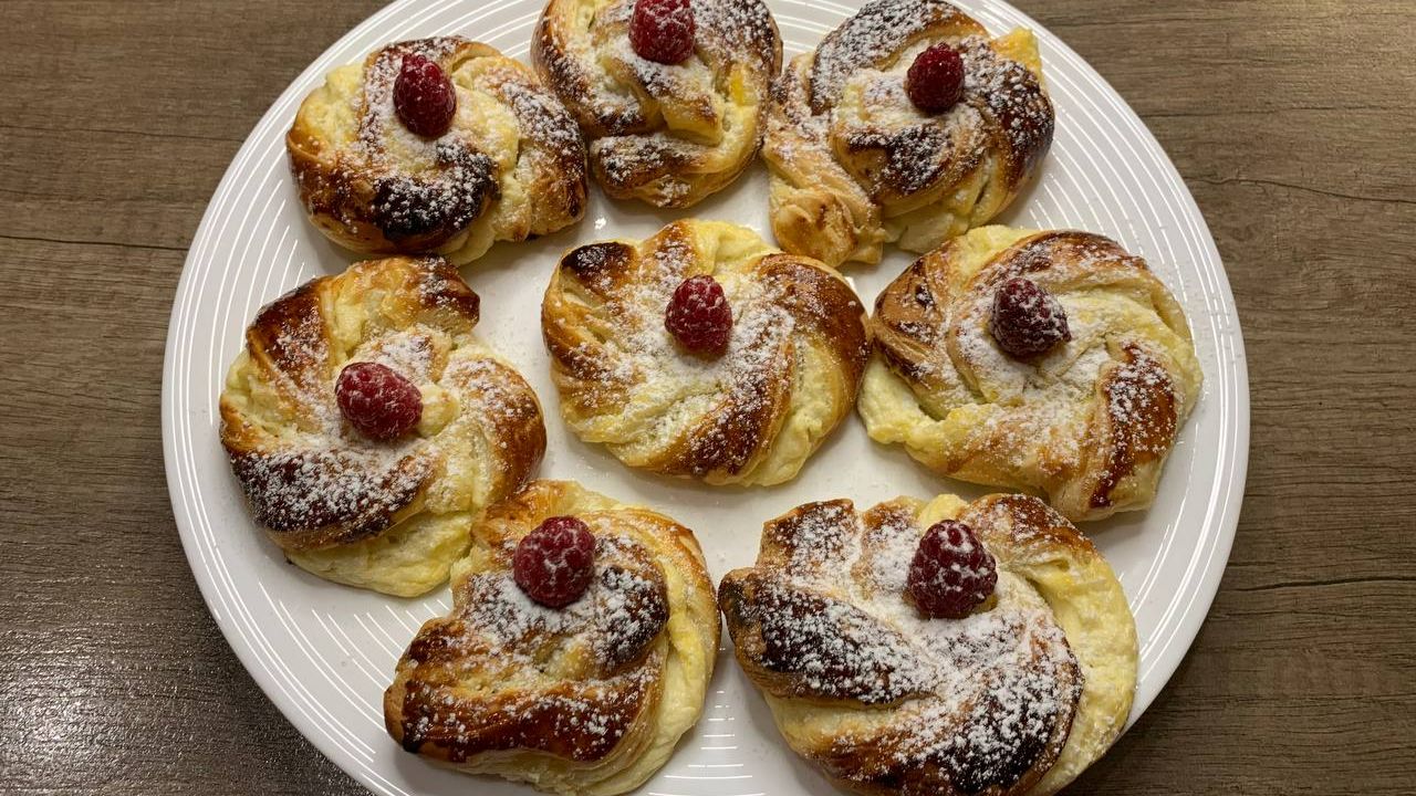 Слойки с творогом из готового слоеного теста смотреть онлайн