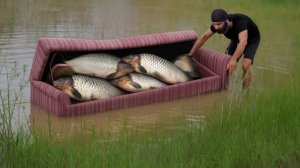 Такого вы точно не видели, рыбалка при помощи старого дивана.