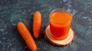 Свежевыжатый морковный сок с яблоком