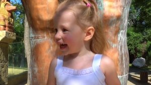 ВЛОГ： удивительный Зоопарк! Кормим с бабушкой оленей и