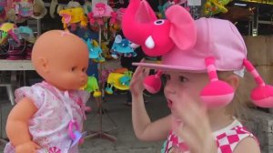 Настя в зоопарке кормит животных