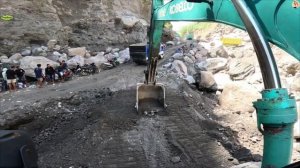 Строительство, экскаватор копает песок