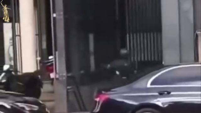 Грабители в мотошлемах с ломами и мачете ограбили магазин Rolex в центре Лондона. смотреть онлайн