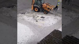 Тракторист не смог проехать мимо и помог дорожному знаку, который наклонился, стать ровным.