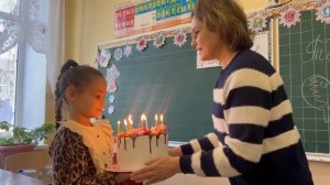 Приморский детский фонд поздравил двух школьниц с днем рождения в Донецке