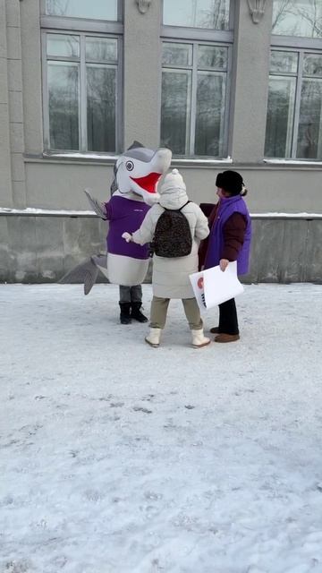 В Саратове стерлядь обнимала прохожих смотреть онлайн