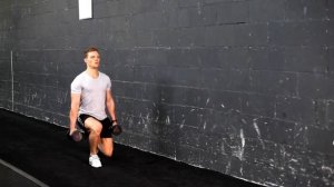 Выпады ходьбой с гантелями