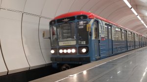 Метро Москвы красивая подборка прибывает поезд номерной 81-717/714