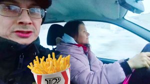 Бутерброд из шпротов с листиком салата. Поездка в деревню.