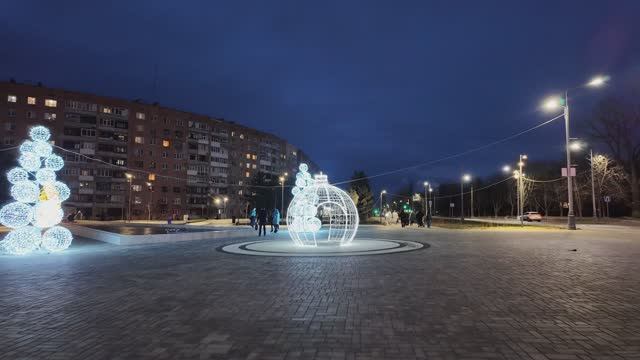 Прогулка по Городку завода Октябрьской Революции. Магазин Матрешка и Семь Морей. Луганск. смотреть онлайн