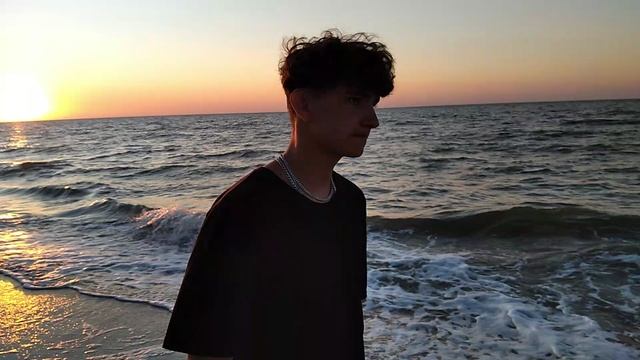 Прогулка по пляжу Азовского моря в станице Голубицкая на закате смотреть онлайн