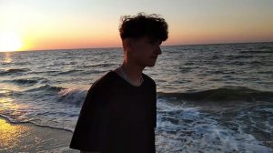 Прогулка по пляжу Азовского моря в станице Голубицкая на закате