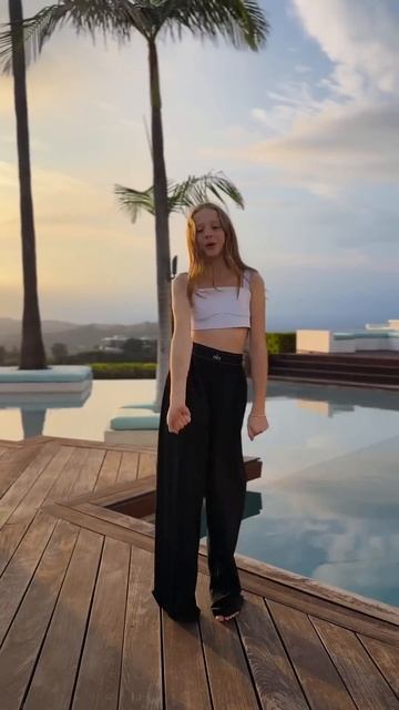 Dancing trending dance in LA смотреть онлайн