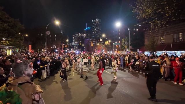 Парад Хэллоуина в Нью Йорке смотреть онлайн