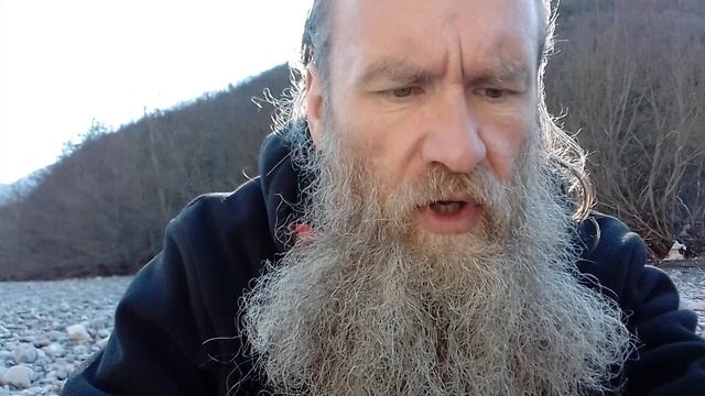 стихотворение КАМНИ ПОНЕБУ ЛЕТАЮТ