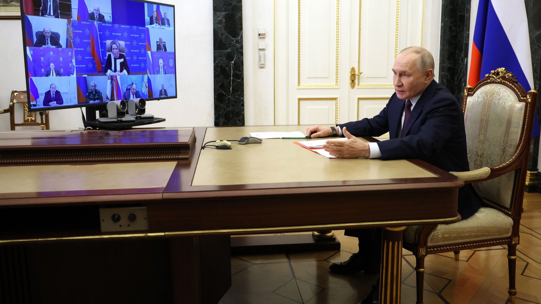 Путин по видеосвязи провёл оперативное совещание с постоянными членами Совета Безопасности России смотреть онлайн