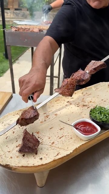 Люля-кебаб и шашлык из страуса смотреть онлайн