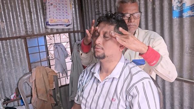 Индийский старик Делает мощный массаж головы . Громкий хруст в шее ASMR . Уличный парикмахер смотреть онлайн