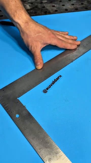 Чертим окружность нужного размера с помощью угольника😁👌 смотреть онлайн