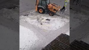 Тракторист не выдержал неровного знака.