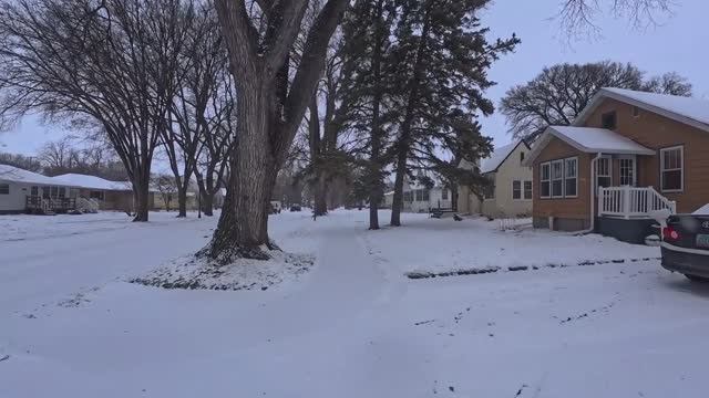🇺🇸 Снежная прогулка в США - зимняя атмосфера американского района смотреть онлайн