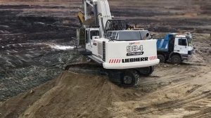 Экскаватор - погрузчик Liebherr 984 с двумя проходами