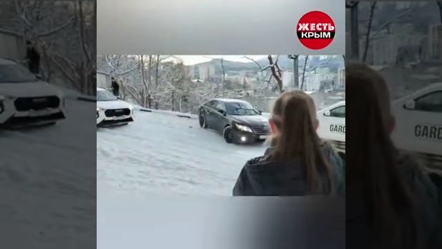 Суровые будни заснеженной Ялты.