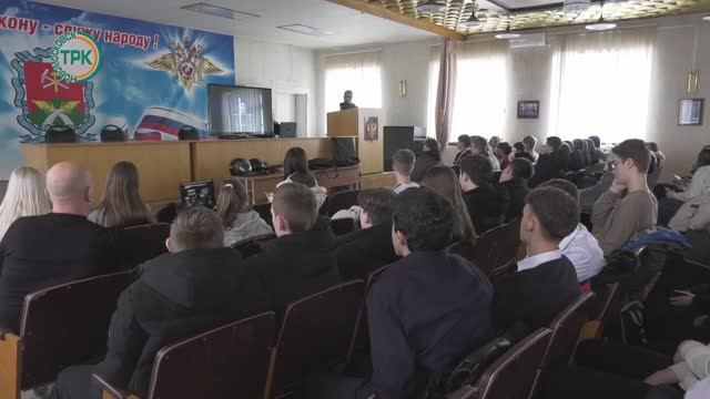 В УМВД по городу Новомосковску прошел день открытых дверей смотреть онлайн