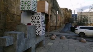 Крепостные стены в старинном городе Дербенте, памятник горянке здесь продавали ковры ручной работы