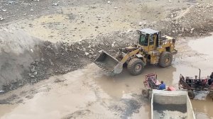 Погрузчик Caterpillar 🚜 Справляется с гигантскими камнями как настоящий босс 😎Невероятная погрузка