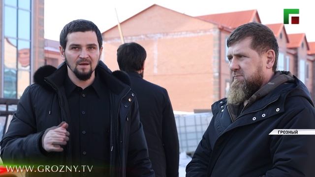Рамзан Кадыров ознакомился с ходом строительства 200 таунхаусов в Висаитовском районе Грозного смотреть онлайн