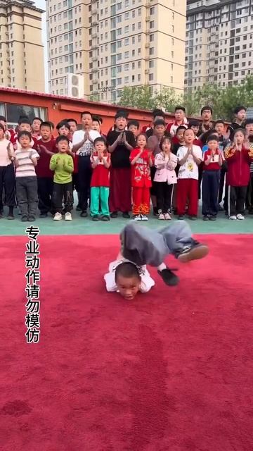 Чтобы достичь подобных успехов, юным акробатам требуется множество тренировок и выступлений. смотреть онлайн