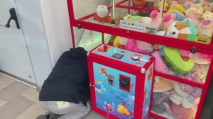 Как получить игрушку в автомате бесплатно. Крипер2004 и Влад проиграли все деньги, но не отчаялись