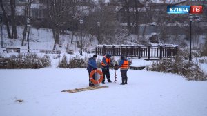«Чтобы рыба дышала»: в Петровском парке спасатели помогают обитателям водоёмов пережить зиму
