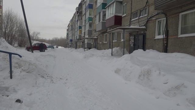 Снежный контраст: кто чистит, а кто ждет весны? смотреть онлайн