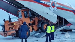 Спецборт МЧС доставил на Камчатку технику для расчистки снега.