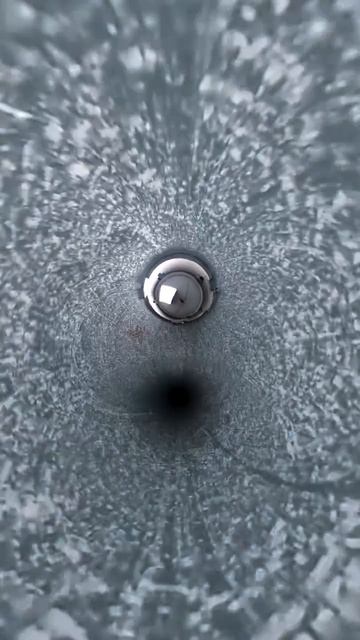 Фотограф прикрепил свою камеру к буру и отправил внутрь древнего ледника на глубину в 100 метров. смотреть онлайн