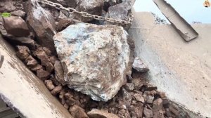 Строительство, дробление щебёнки