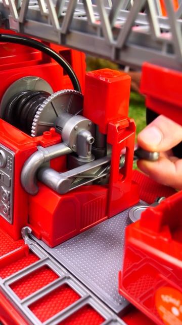 Брудер пожарная машина едет тушить пожар!🔥🚒#BRUDER #игрушки #машинки #детям #длядетей #игрымашинки смотреть онлайн