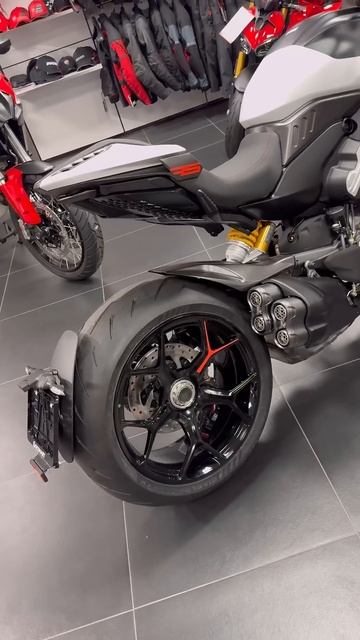 Ducati Diavel V4 RS смотреть онлайн