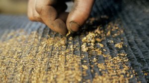 Добываю самородное Золото в золотоносном ручье!