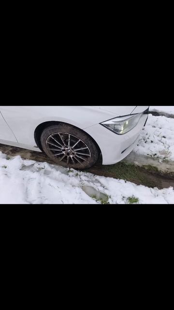 Спасаем автомобиль из снежного болота. смотреть онлайн