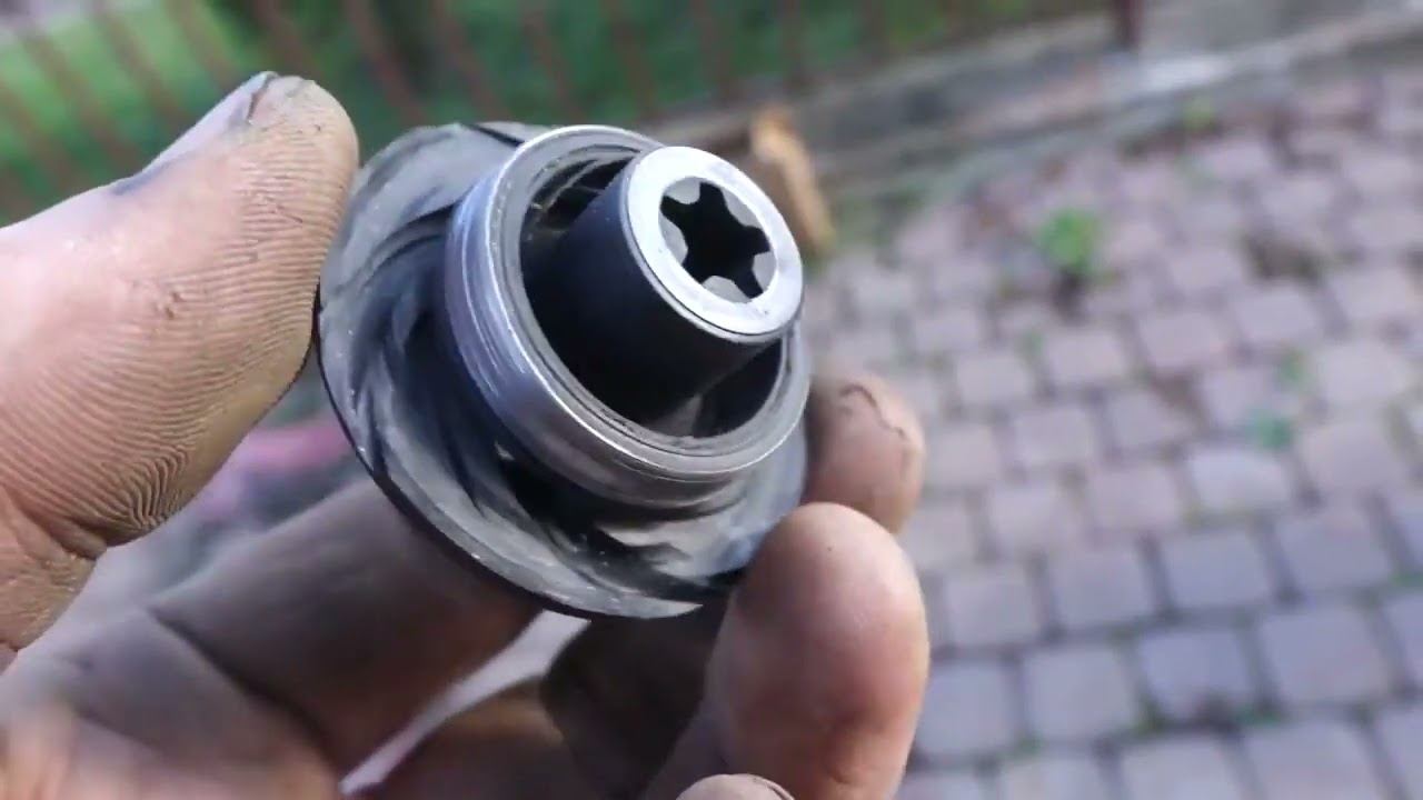 Мастер по ремонту насосов для скважин и колодцев проводит дефектовку GRUNDFOS, разборка диагностика смотреть онлайн