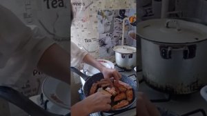 ИРИШКА ЧИКИ ПИКИ ГОТОВИТ ФОРЕЛЬ НА СКОВОРОДЕ ПАЛЬЧИКИ ОБЛИЖЕШЬ!