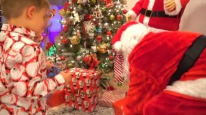 nastia-roma-i-diana-igraiut-vmeste-i-raspakovyvaiut-novye-siurprizy-podarki