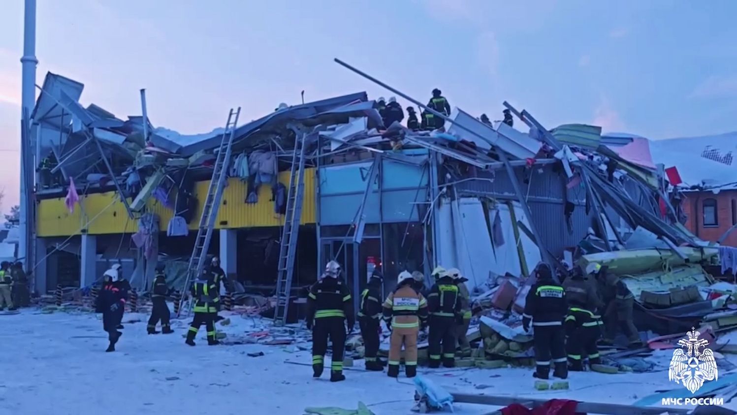 При обрушении ТЦ в Новосибирске один человек погиб, двое пострадали смотреть онлайн