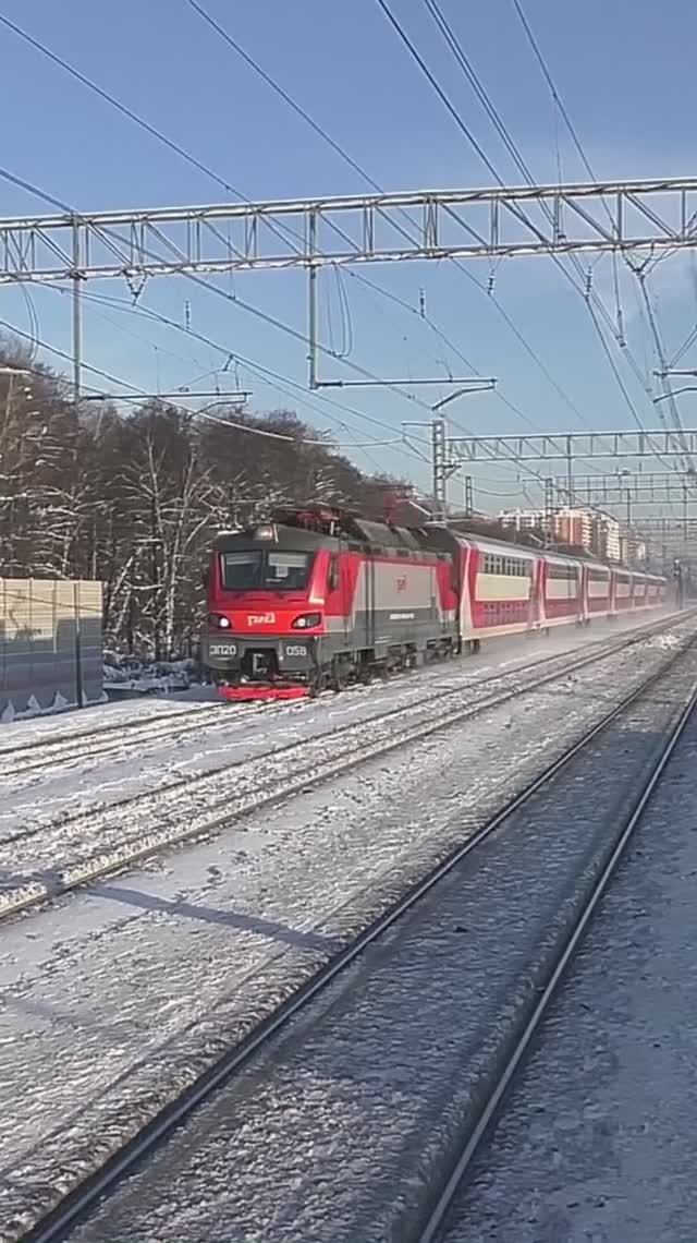 Электровоз ЭП20-058 (ТЧЭ-6) со скорым поездом "Двухэтажный состав" № 063Й Самара — Санкт-Петербург. смотреть онлайн
