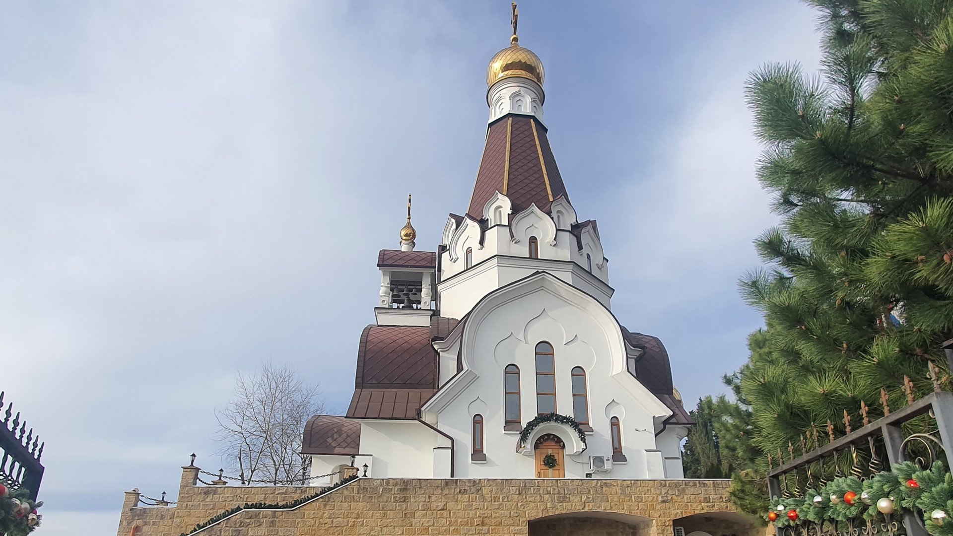 Храм святого праведного воина Феодора Ушакова в посёлке Кудепста (Сочи). смотреть онлайн