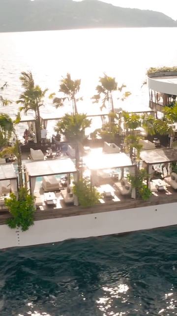 Пляжный клуб на Пхукете прямо на воде 🤩🥂🌞🌊 смотреть онлайн